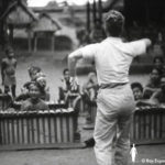 Charly Chaplin versucht sich im Balinesischen Tanz