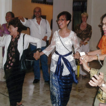 Djelantik Töchter (mitte und rechts) A.A.A. Surya und A.A.A Bulantrisna